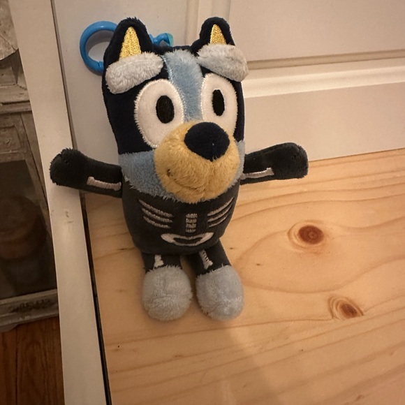 Bluey & Friends Plush Backpack Clip Bluey in Skeleton Costume
CHEST - Picture 3 of 4